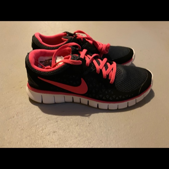 Never worn nike women’s running shoes - 7.5
